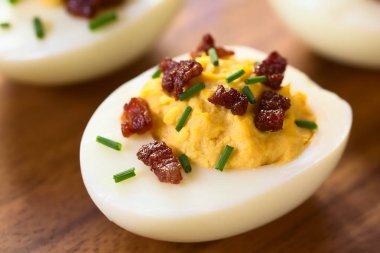 Pastırma ve Frenk soğanı, baharatlı ve acılı yumurta fotoğrafı doğal ışık (seçici odak, odak ön yüzünde yumurta sarısı ile)