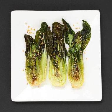 Pişmiş bok choy veya soya sosu ve kavrulmuş susam, pak choi fotoğrafı ek yükü ile doğal ışık