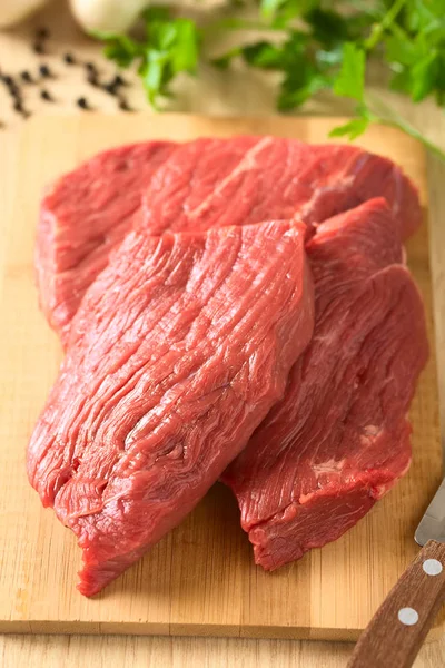 Carne Fresca Vacuno Deshuesada Cruda Cortada Rodajas Sobre Tabla Madera —  Fotos de Stock