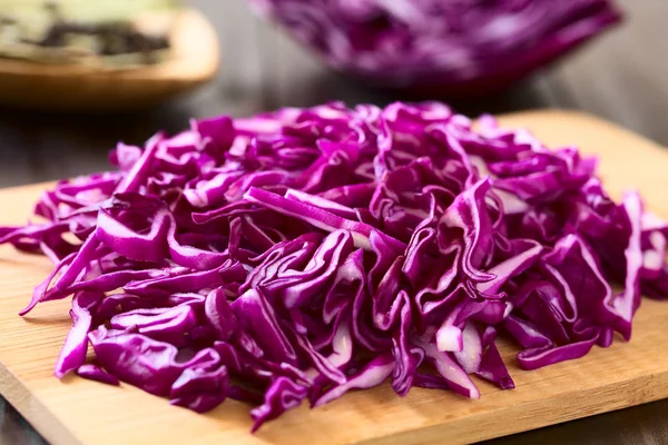 Raw Red Cabbage Chopped Wooden Board Photographed Natural Light Selective — Stock Photo, Image