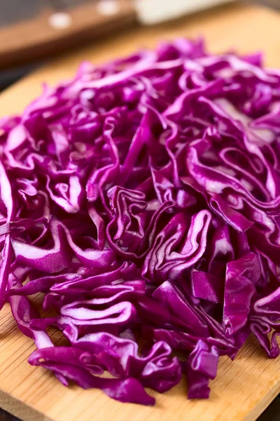 Raw Red Cabbage Chopped Wooden Board Photographed Natural Light Selective — Stock Photo, Image