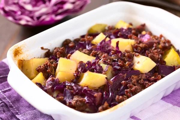 Baked Red Cabbage Apple Mincemeat Potato Casserole Dish Photographed Natural — Stock Photo, Image