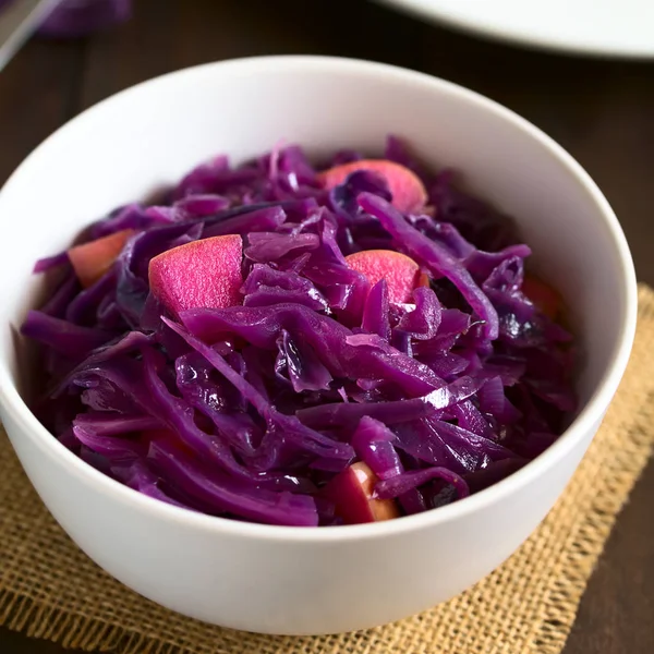 Braised Red Cabbage Apple Bowl Photographed Natural Light Selective Focus — Stock Photo, Image