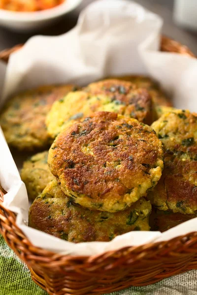 Фриттеры Zucchini Couscous Parsley Корзине Фотографируемые Естественным Освещением Selective Focus — стоковое фото