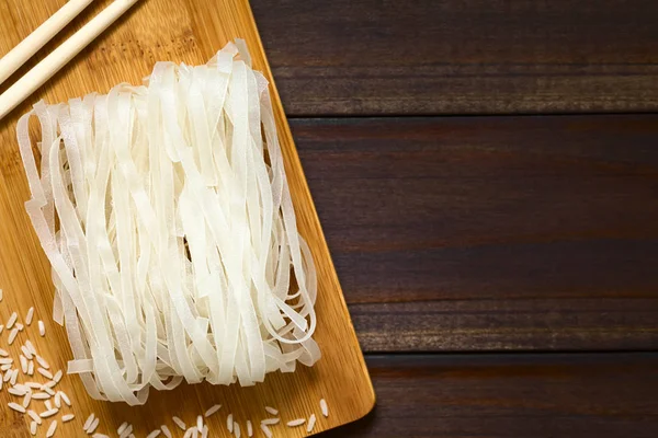Raw Rice Flour Noodles Wooden Board Photographed Overhead Dark Wood — Stock Photo, Image