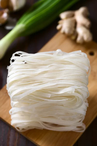 Raw Rice Flour Noodle Bundles Piled Wooden Board Photographed Natural — Stock Photo, Image