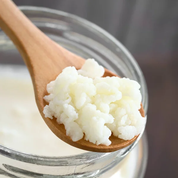 Grãos Kefir Leite Colher Madeira Cima Frasco Kefir Fotografado Com — Fotografia de Stock