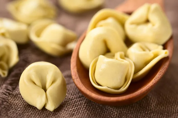 Råa Ost Fylld Tortellini Pasta Träsked Fotograferad Med Naturligt Ljus — Stockfoto