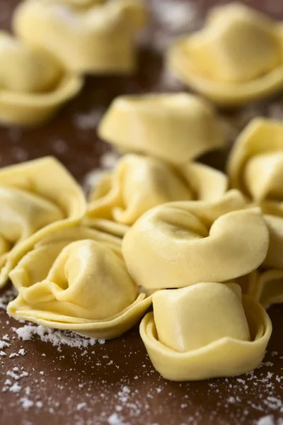 Raw Cheese Filled Tortellini Pasta Floured Surface Photographed Natural Light — Stock Photo, Image