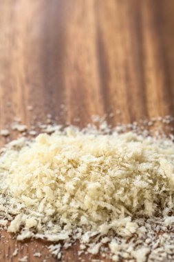 Ahşap plaka, doğal ışık (seçici odak, odak üçte biri haline görüntü fotoğrafı üzerinde Panko Japon lapa lapa ekmek kırıntısı) 