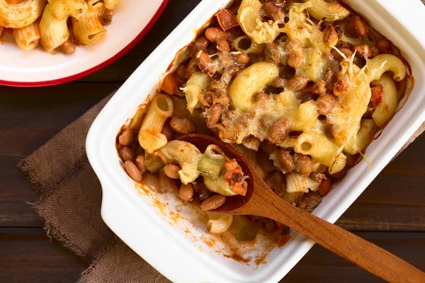 Chili Con Carne Und Makkaroni Pasta Auflauf Auflaufform Über Kopf — Stockfoto