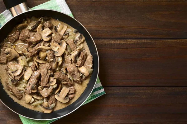 Carne Stroganoff Sartén Plato Hecho Trozos Carne Res Champiñones Cebolla — Foto de Stock