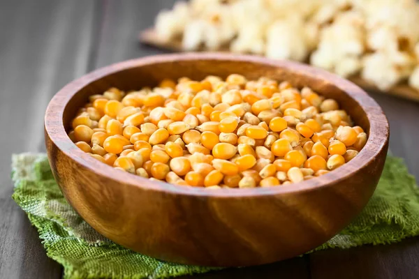 Gelbe Rohe Popcornkerne Holzschale Mit Gesalzenem Popcorn Rücken Fotografiert Mit — Stockfoto