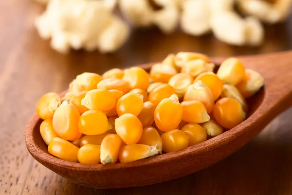 Gele Ruwe Popcorn Kernels Houten Lepel Met Gezouten Gepofte Popcorn — Stockfoto