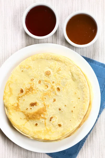 Crepes Recém Feitos Empilhados Placa Com Geléia Morango Damasco Fotografados — Fotografia de Stock