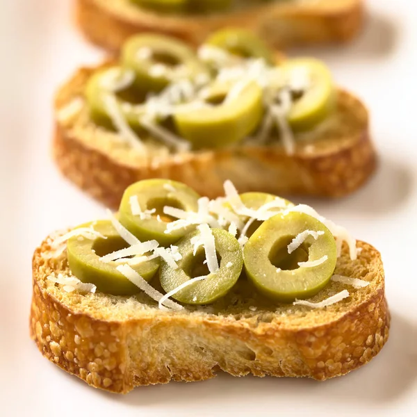 Crostini Aux Tranches Olive Vertes Fromage Pâte Dure Fraîchement Râpé — Photo