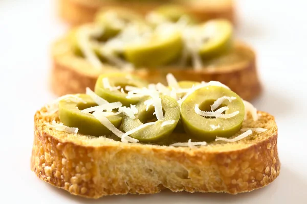 Crostini Zielonych Oliwek Plastry Świeżo Tartym Parmezanem Jak Twardego Sera — Zdjęcie stockowe