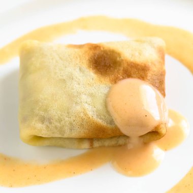 Doğal ışık (seçici odak, odak ön ile Macar Hortobagyi Palacsinta ya da krep a la Hortobagy, ince gözleme ve kıyma ile dolu bir kırmızı biber ve et sosu göre ekşi krema sosu ile servis bir kokulu fotoğrafı