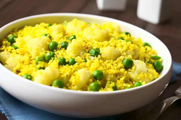 Curry Couscous Met Erwten Bloemkool Gember Knoflook Gefotografeerd Met Daglicht — Stockfoto