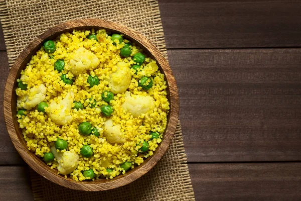 Curried Couscous Peas Cauliflower Ginger Garlic Served Wooden Bowl Photographed — Stock Photo, Image