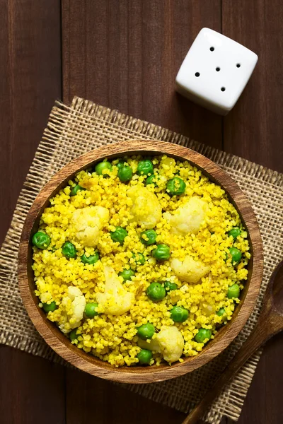 Couscous Curry Con Guisantes Coliflor Jengibre Ajo Servido Cuenco Madera — Foto de Stock