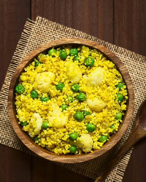 Couscous Curry Con Piselli Cavolfiore Zenzero Aglio Serviti Ciotola Legno — Foto Stock