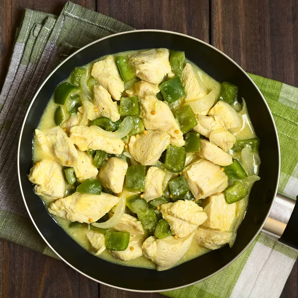 Frango Com Pimentão Verde Cebola Molho Creme Mostarda Frigideira Fotografado — Fotografia de Stock