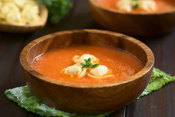 Hausgemachte Frische Tomatencreme Mit Tortellini Garniert Mit Frischem Oregano Serviert — Stockfoto