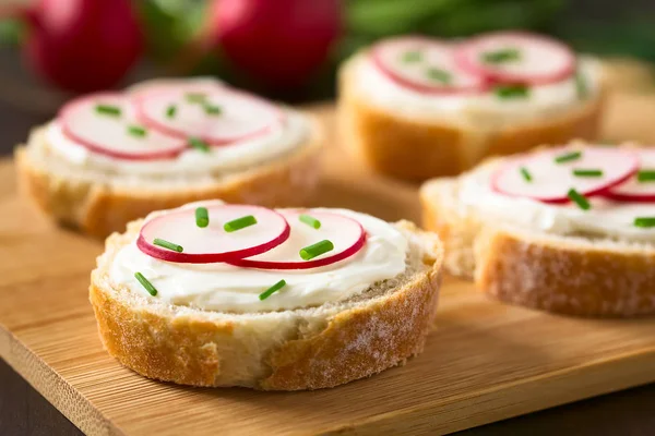 Bread Slices Cream Cheese Radish Slices Chives Wooden Board Photographed — Stock Photo, Image