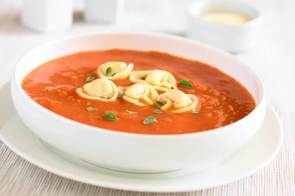 Crema Fresca Casera Sopa Tomate Con Tortellini Adornado Con Hojas — Foto de Stock