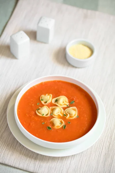 Crema Fresca Casera Sopa Tomate Con Tortellini Adornado Con Hojas — Foto de Stock