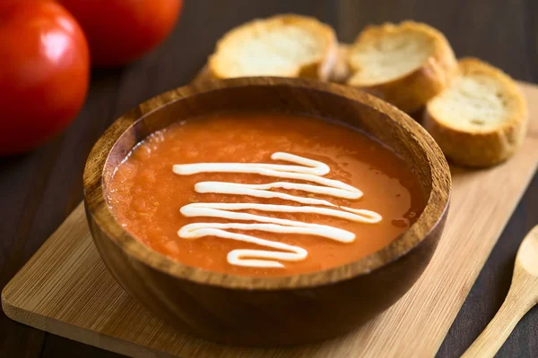 Hausgemachte Frische Tomatencreme Serviert Holzschüssel Mit Geröstetem Brot Auf Holzbrett — Stockfoto