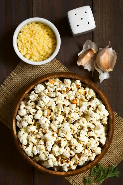 Pipocas Salgadas Frescas Caseiras Com Queijo Alho Orégano Seco Tigela — Fotografia de Stock