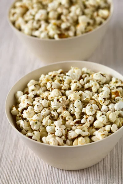 Zelfgemaakte Verse Hartige Popcorn Met Kaas Knoflook Gedroogde Oregano Kommen — Stockfoto