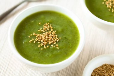 Taze krema kaseler, doğal ışık (seçici odak, odak çorba ortasında ile fotoğraflandı hizmet üstüne susam tost tohumları ile kabak çorbası)