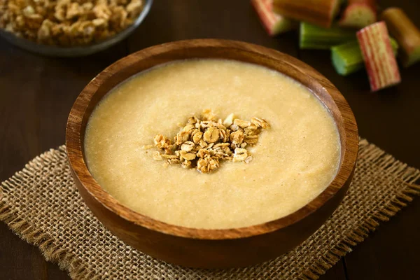 Frisches Hausgemachtes Süßes Rhabarbermousse Dessert Mit Knusprigem Müsli Darauf Serviert — Stockfoto