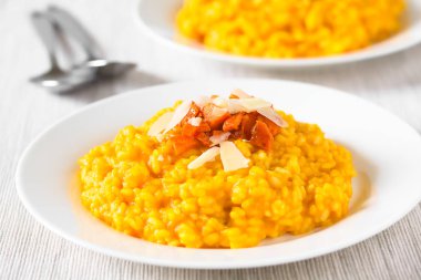 Taze ev yapımı havuç risotto pureed havuç, kavrulmuş havuç ile süslenmiş ve doğal ışık (seçici odak, odak görüntünün ortasında ile fotoğraflandı sert peynir ile yapılan)