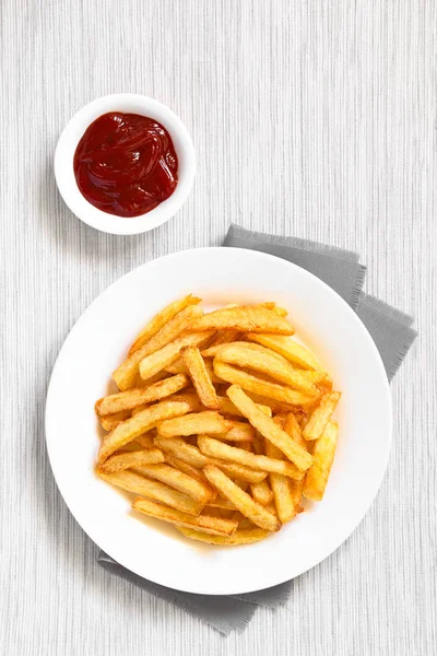 Verse Zelfgemaakte Krokante Frietjes Plaat Met Een Kommetje Van Ketchup — Stockfoto