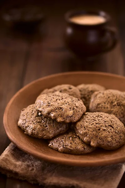 Biscoitos Caseiros Chocolate Duplo Prato Rústico Com Uma Xícara Bebida — Fotografia de Stock