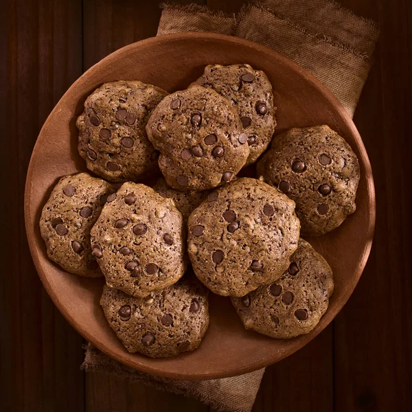 Galletas Caseras Doble Chispa Chocolate Placa Rústica Fotografiadas Sobre Madera —  Fotos de Stock