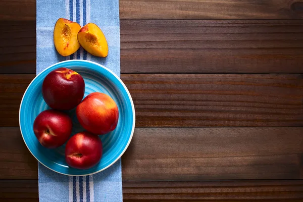 Fresh Ripe Nectarine Fruits Photographed Overhead Dark Wood Natural Light — Stock Photo, Image