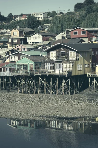 カストロは チリのチロエ諸島の首都で干潮時にカラフルな Palafitos 伝統的な木造高床式住宅 デジタル式に変わった イメージのトーン — ストック写真