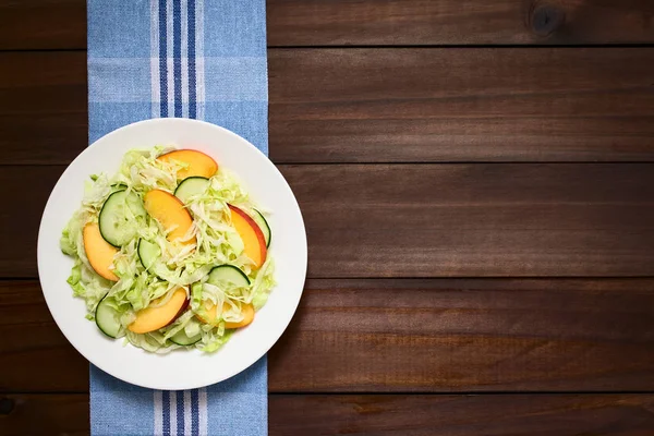 Verse Ijsbergsla Nectarine Komkommer Salade Overhead Donker Hout Met Natuurlijke — Stockfoto