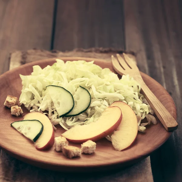 Insalata Nettarina Fresca Cetriolo Lattuga Iceberg Piatto Legno Con Crostini — Foto Stock