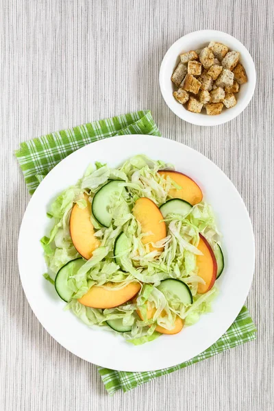 Verse Nectarine Komkommer Salade Van Ijsbergsla Plaat Met Zelfgemaakte Croutons — Stockfoto