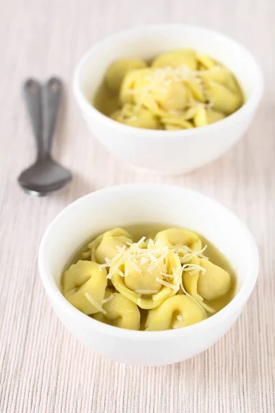 Tortellini Italiano Tradicional Brodo Caldo Sopa Com Queijo Ralado Cima — Fotografia de Stock