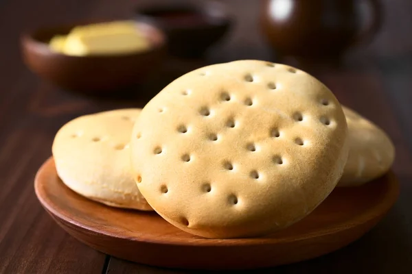 Pão Tradicional Chileno Hallulla Rola Chapa Madeira Manteiga Geléia Xícara — Fotografia de Stock