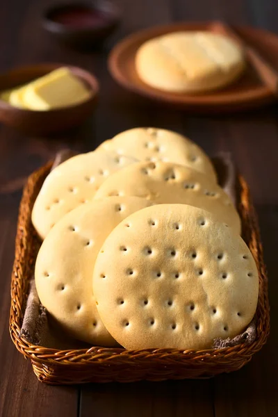 Pão Hallulla Chileno Tradicional Rola Cesta Manteiga Geléia Parte Trás — Fotografia de Stock