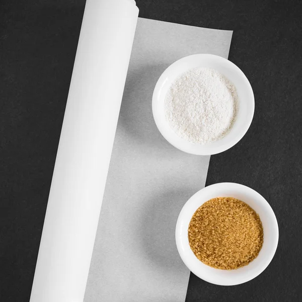 Rolo Papel Panificação Branco Com Farinha Açúcar Brwn Lado Fotografado — Fotografia de Stock