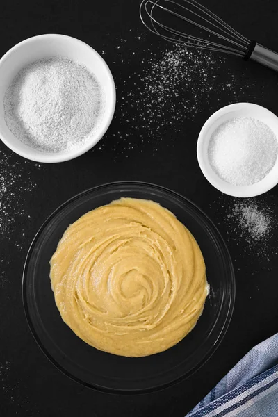 Základní Domácí Koláč Nebo Cookie Těsta Skleněná Mísa Přísadami Straně — Stock fotografie